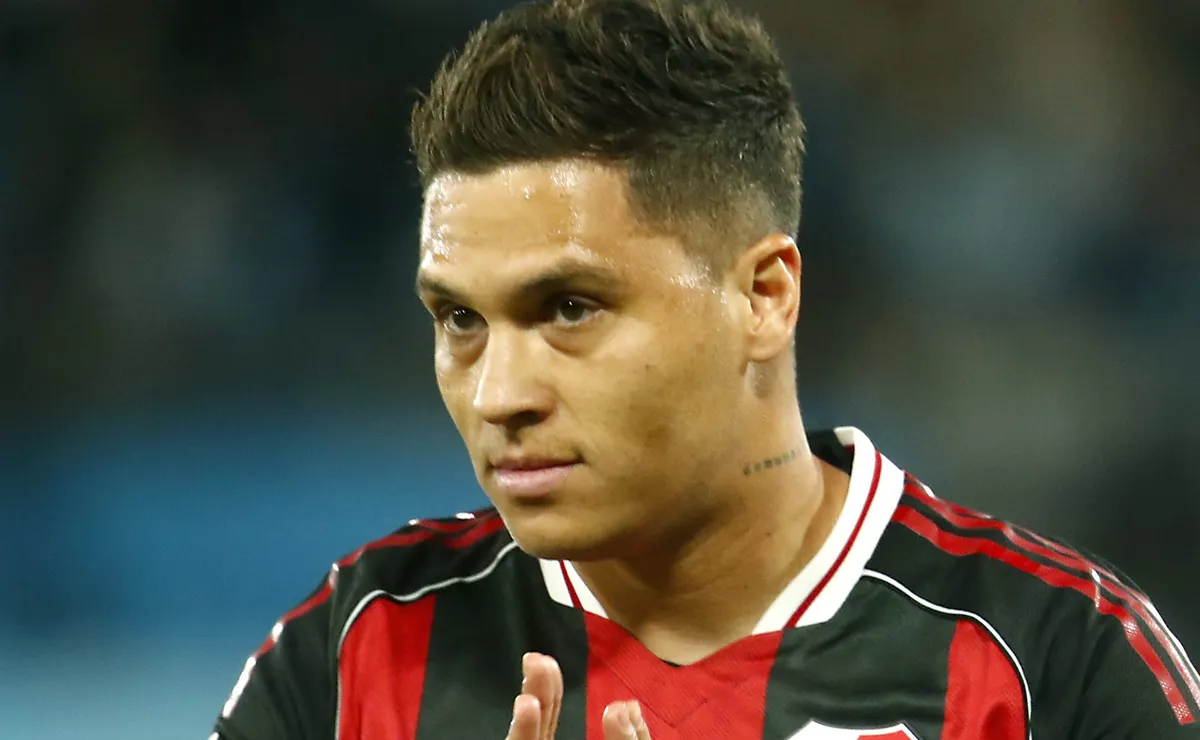 Juanfer Quintero, quien ingresó desde el banco, fue uno de los pocos valores positivos de River en Avellaneda.