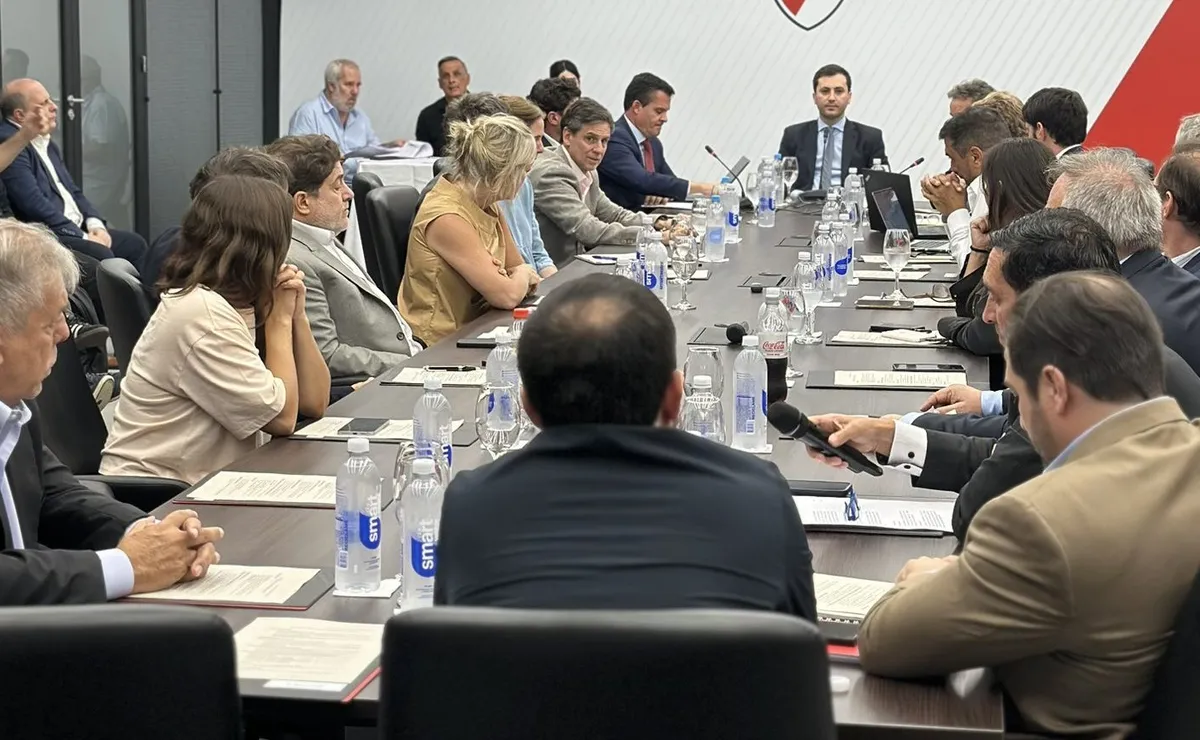 Postal de la reunión de la CD de River.
