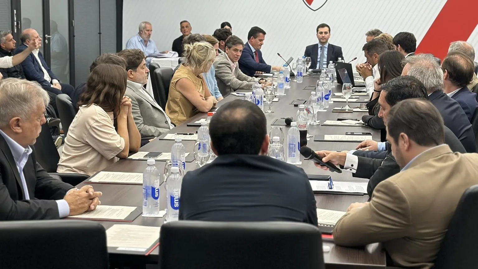 Postal de la reunión de la CD de River.