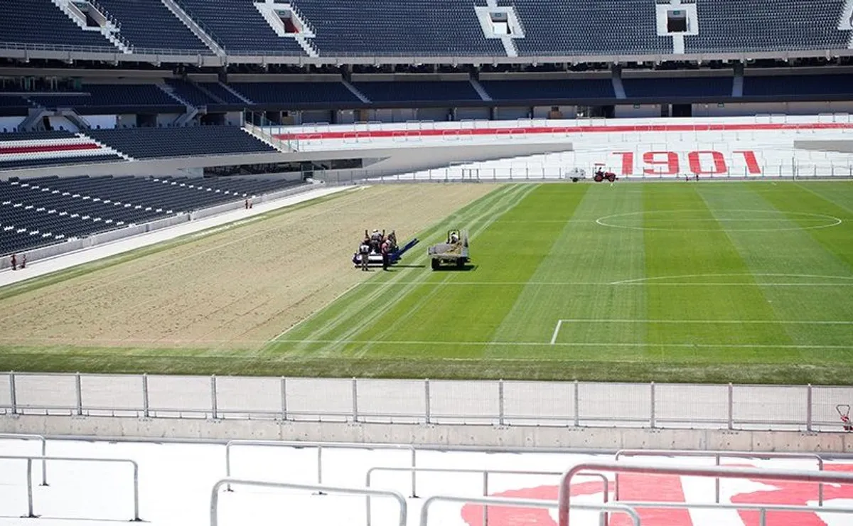 Obras en el campo de juego del Monumental.