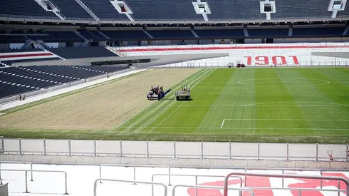 Obras en el campo de juego del Monumental.