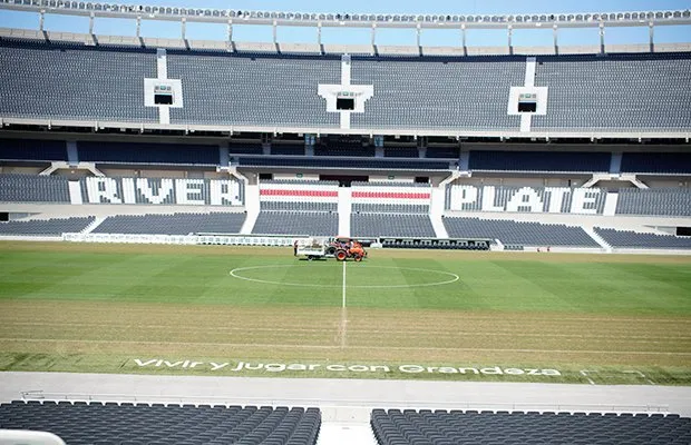Así está el césped del Monumental. Foto: @Sepu79