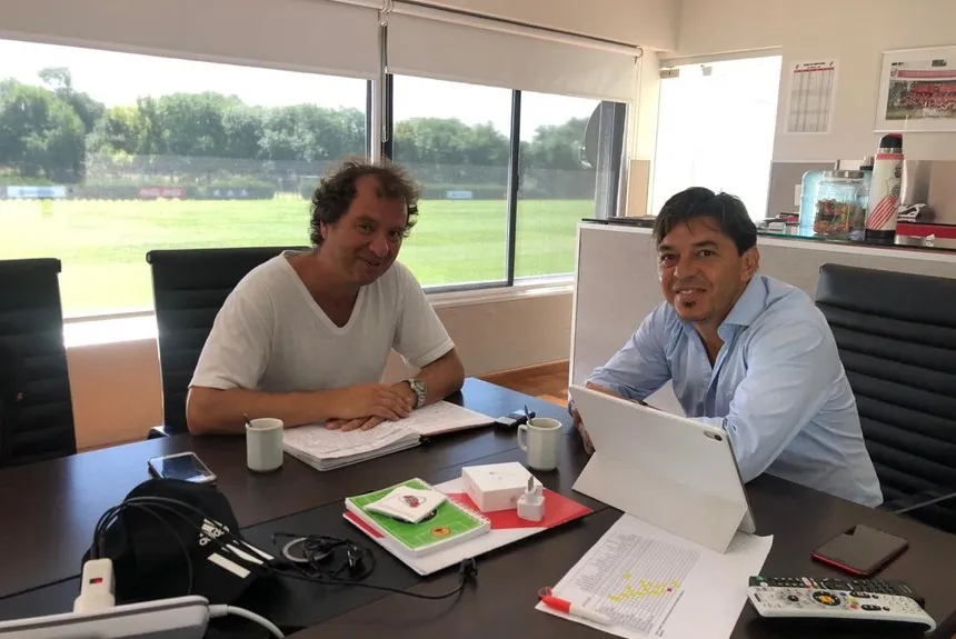 Marcelo Gallardo con el periodista Diego Borinsky en la oficina del DT en River Camp.