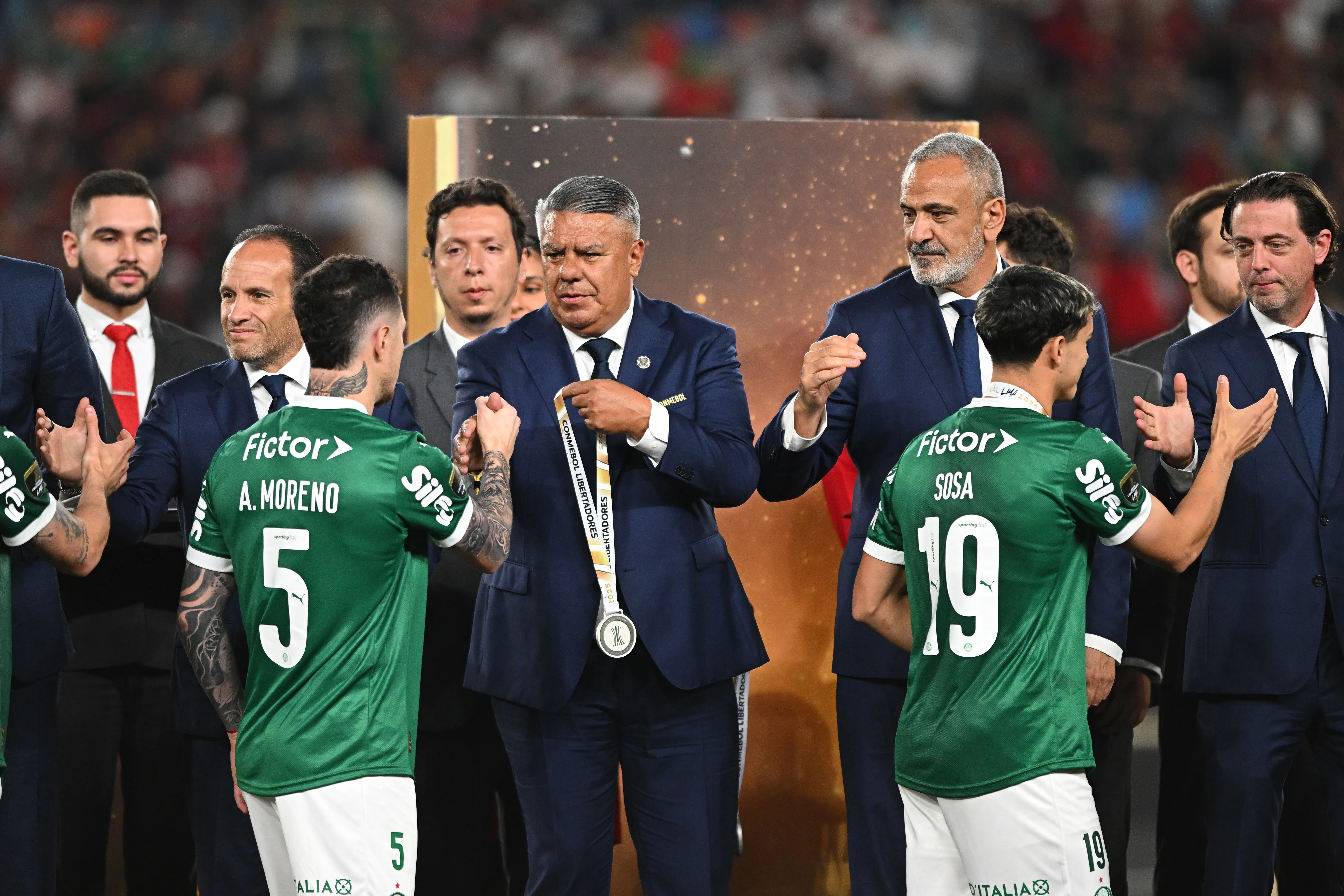 Anibal Moreno recibiendo la medalla de subcampeón luego de perder la final de la Libertadores en Lima. (Foto: Getty).
