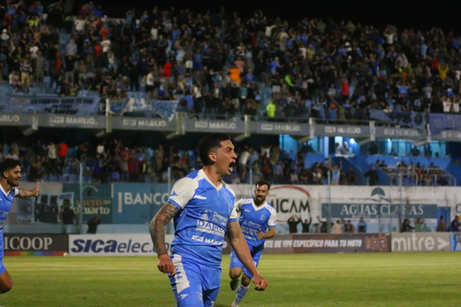 Estudiantes de Río Cuarto empató por 1-1 en su visita a Deportivo Madryn y ascendió a Primera. (Estudiantes de Río Cuarto oficial)