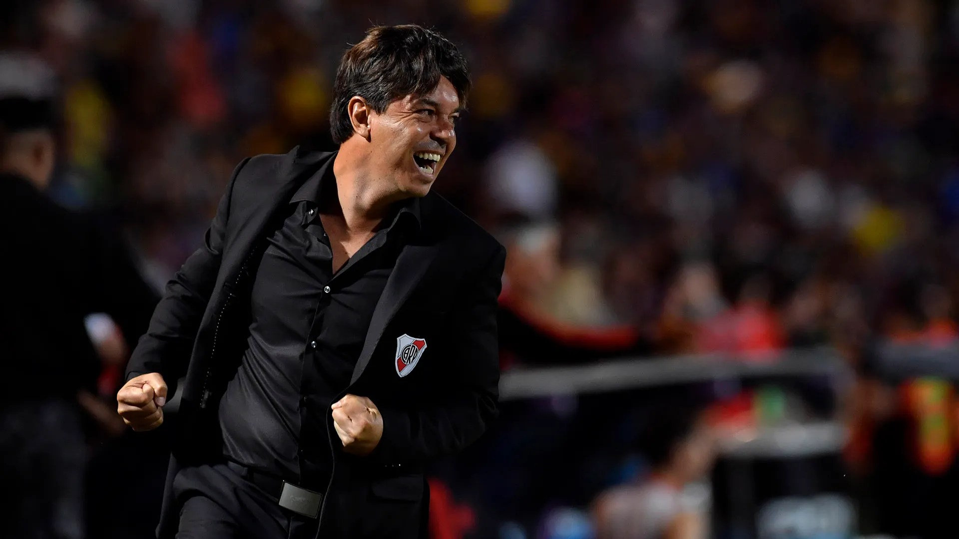 Marcelo Gallardo dirige el encuentro que el Millonario disputa frente a Boca en la final de la Supercopa Argentina.