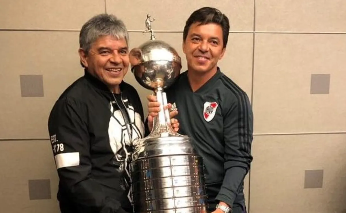 Máximo y Marcelo con el trofeo de la Copa Libertadores 2018.