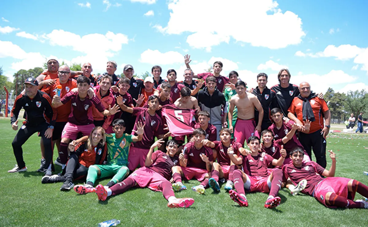 La mayoría de los convocados forman parte de la Octava División campeona en 2025.