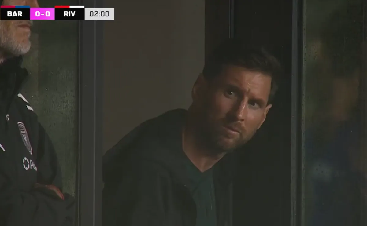 Messi sigue todas las alternativas del partido desde uno de los palcos del estadio del Inter Miami.