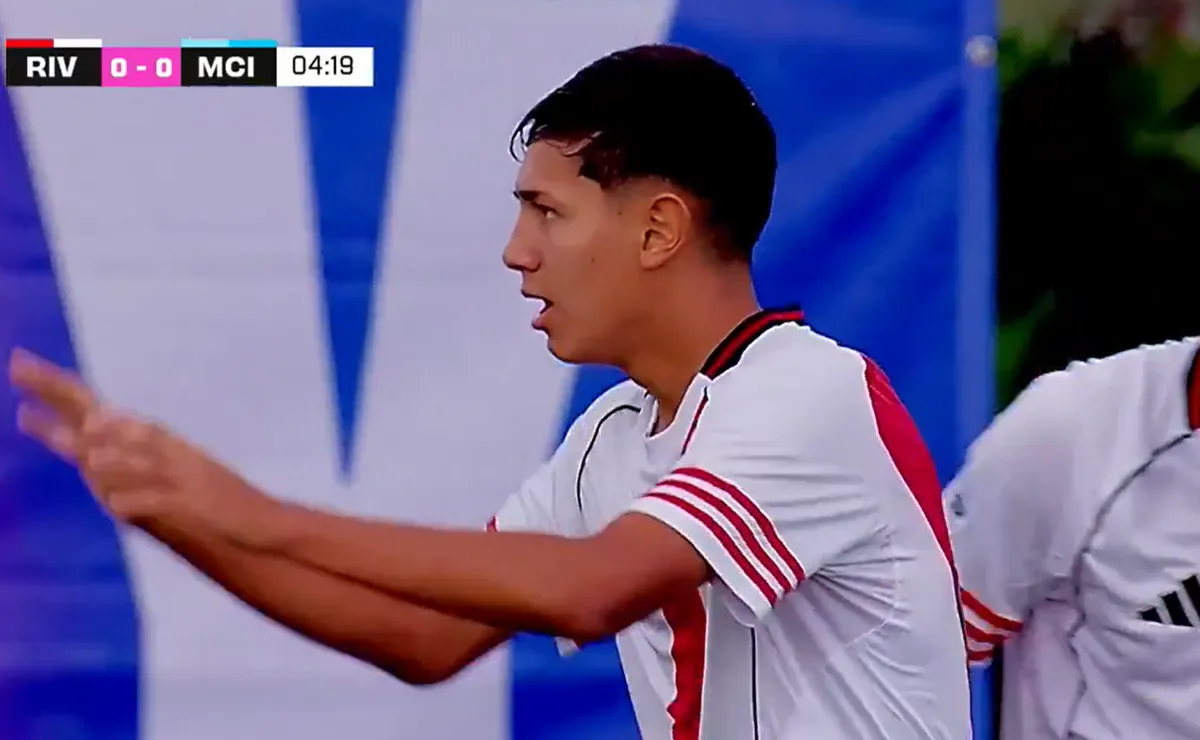 Felipe López festeja el 1-0 de River ante Manchester City
