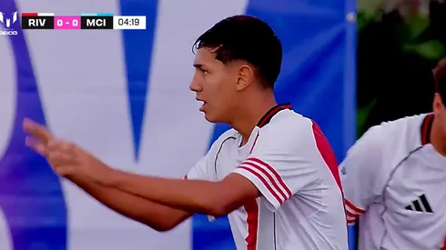 Felipe López festeja el 1-0 de River ante Manchester City