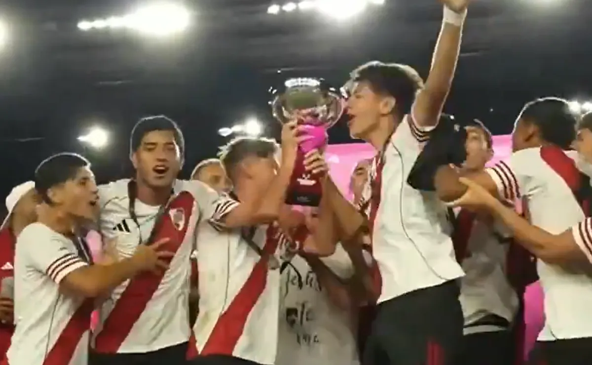 Los pibes de la Octava División con el trofeo de la Messi Cup.