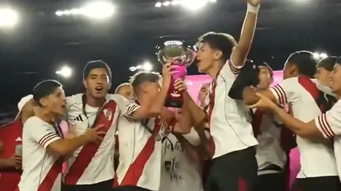 Los pibes de la Octava División con el trofeo de la Messi Cup.