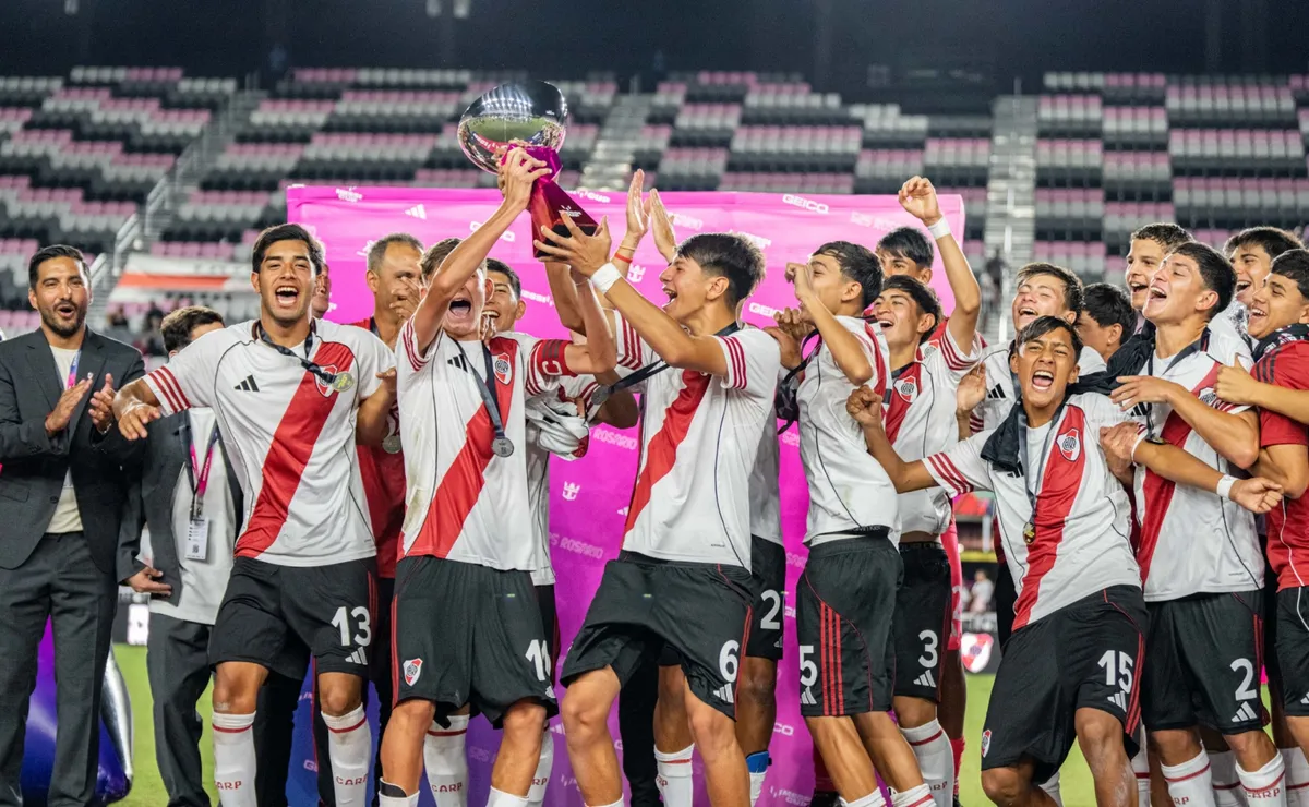 River levantó la Messi Cup en diciembre.