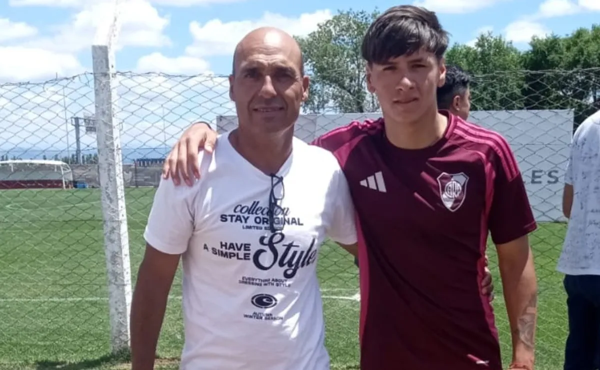 Valentín brazado con su padre Mario, uno de los pilares de su vida cotidiana y deportiva