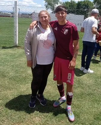 Valentín junto a su mamá, en una de las tantas jornadas de Inferiores en River (familia Sayago)