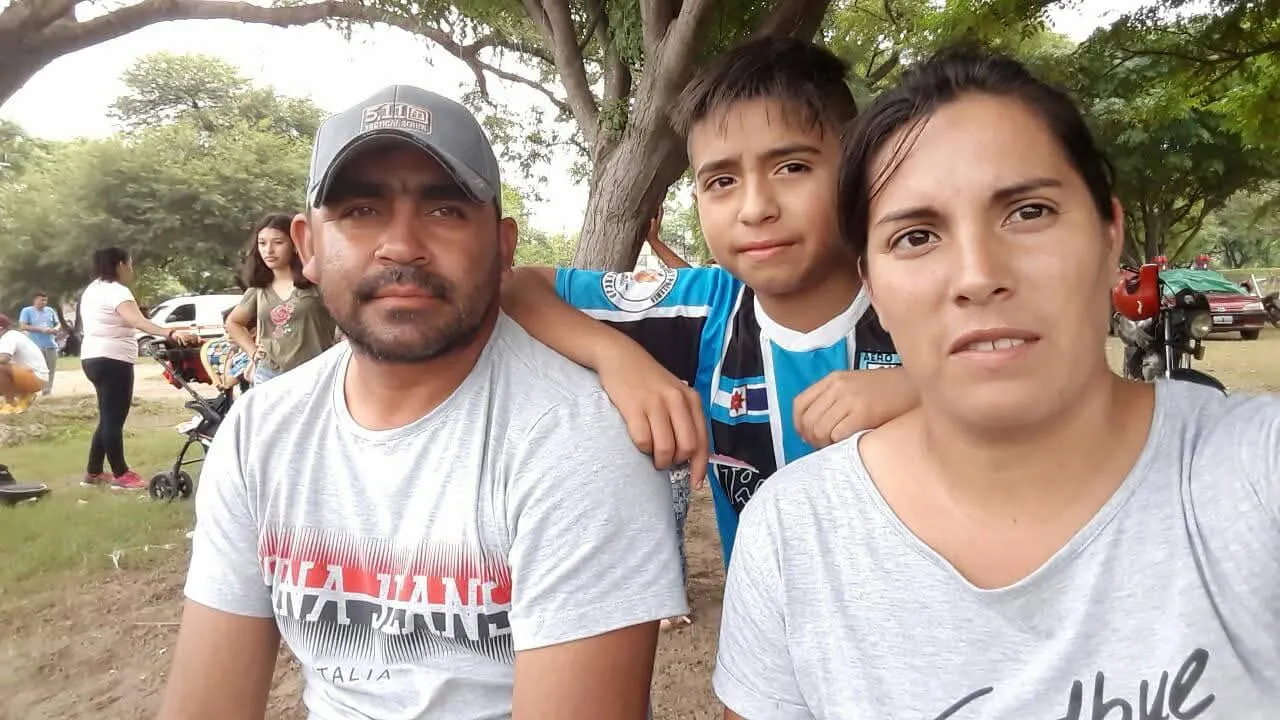 Tahiel Cabral con su papá, Claudio, y su mamá, Soledad (FOTO: Familia Cabral).