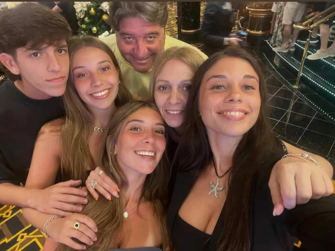 Joaquín junto a sus hermanas y sus padres (Familia Amor)