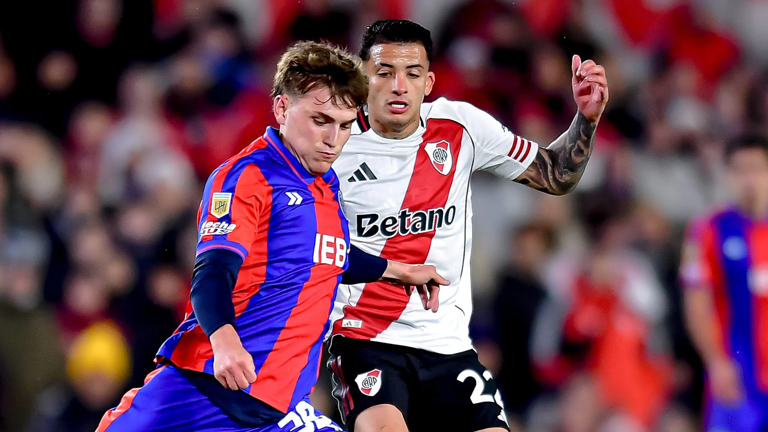Perruzzi jugando contra River (Foto: Getty)