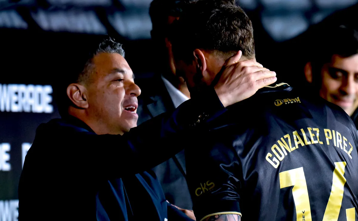 El saludo entre Gallardo y González Pírez en la victoria de River contra Estudiantes por el Clausura.