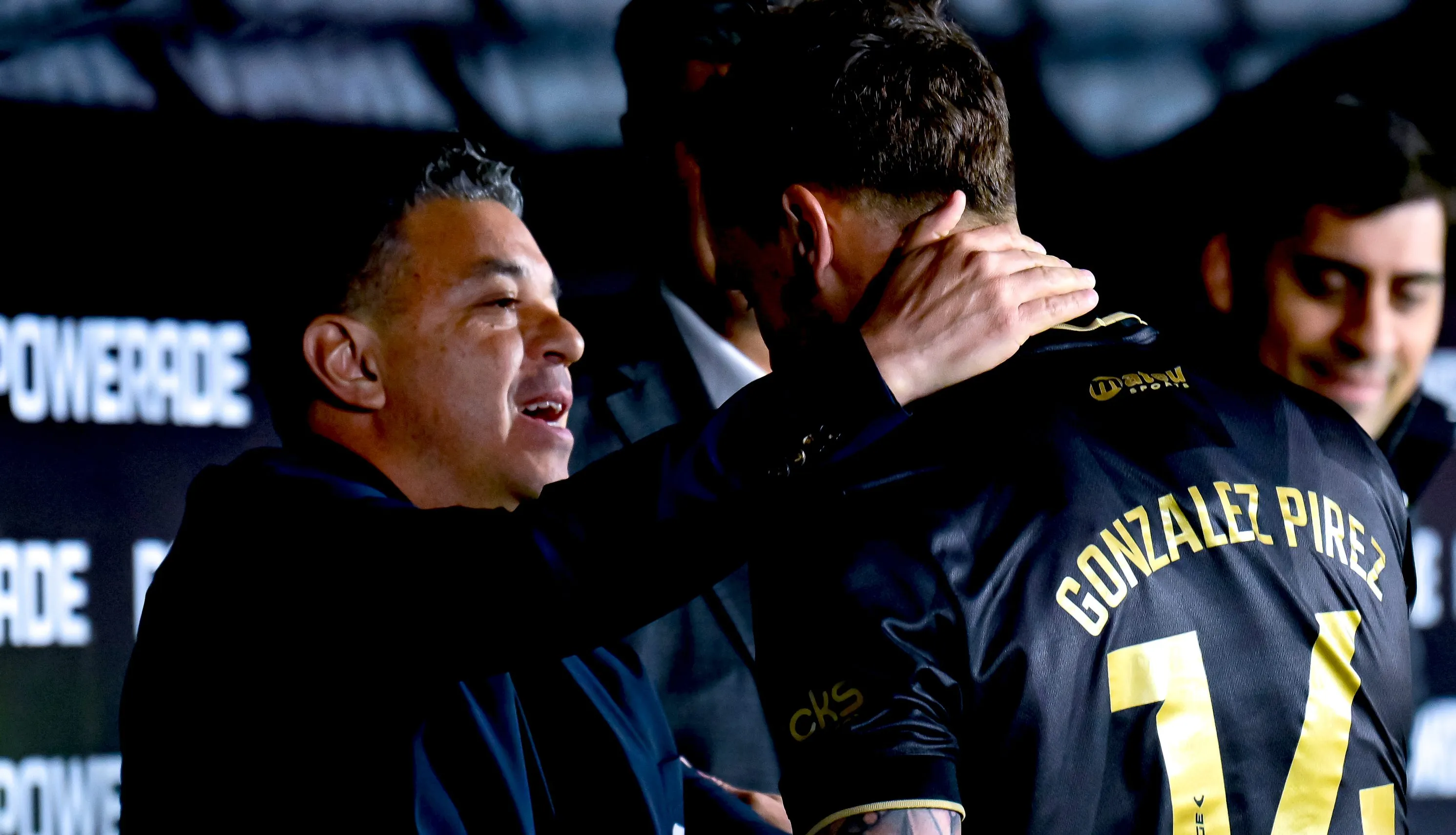 El saludo entre Gallardo y González Pírez en la victoria de River contra Estudiantes por el Clausura.