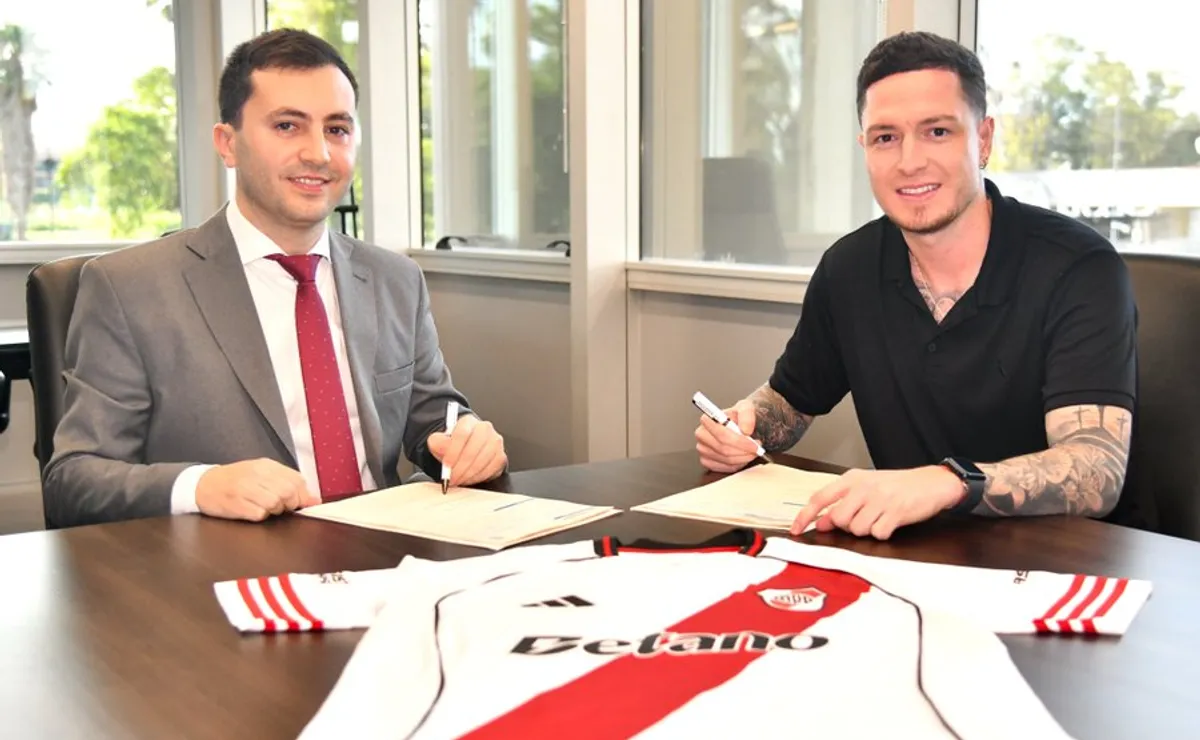Aníbal Moreno firmó su contrato junto a Stefano Di Carlo, presidente de River.