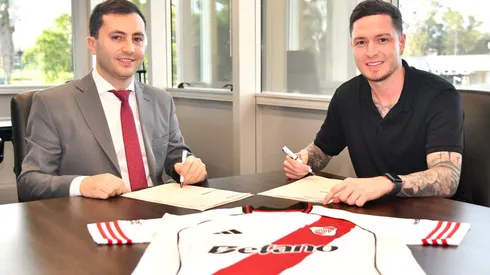 Aníbal Moreno firmó su contrato junto a Stefano Di Carlo, presidente de River.