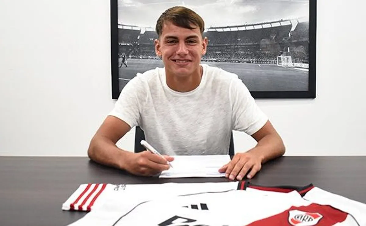 Joaquín Freitas firmó su primer contrato en River.