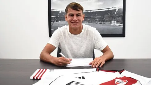 Joaquín Freitas firmó su primer contrato en River.