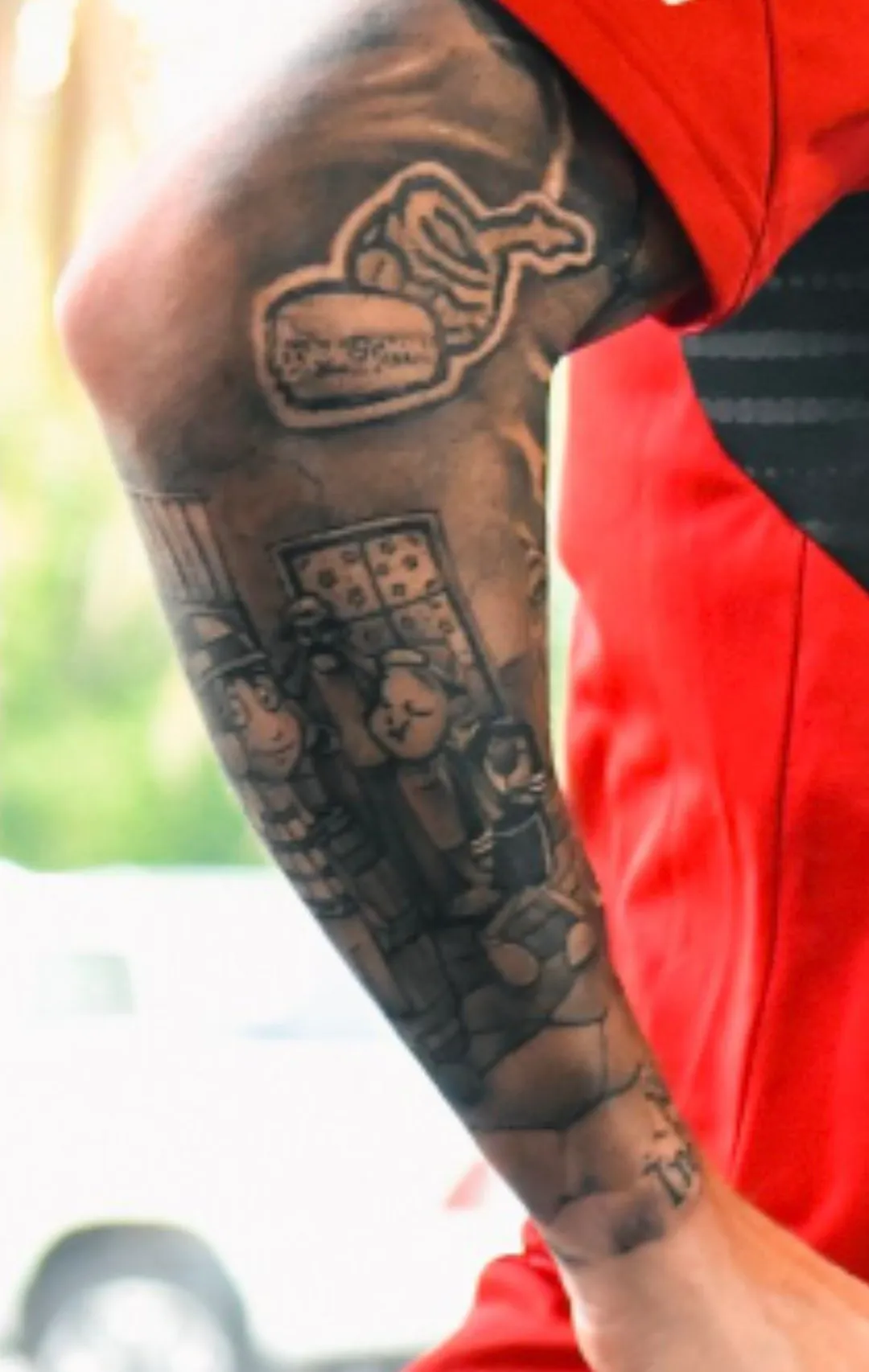 También cuenta con tatuajes del Chavo del 8 y otros referentes a la cultura argentina: como el mate y el alfajor de maicena.