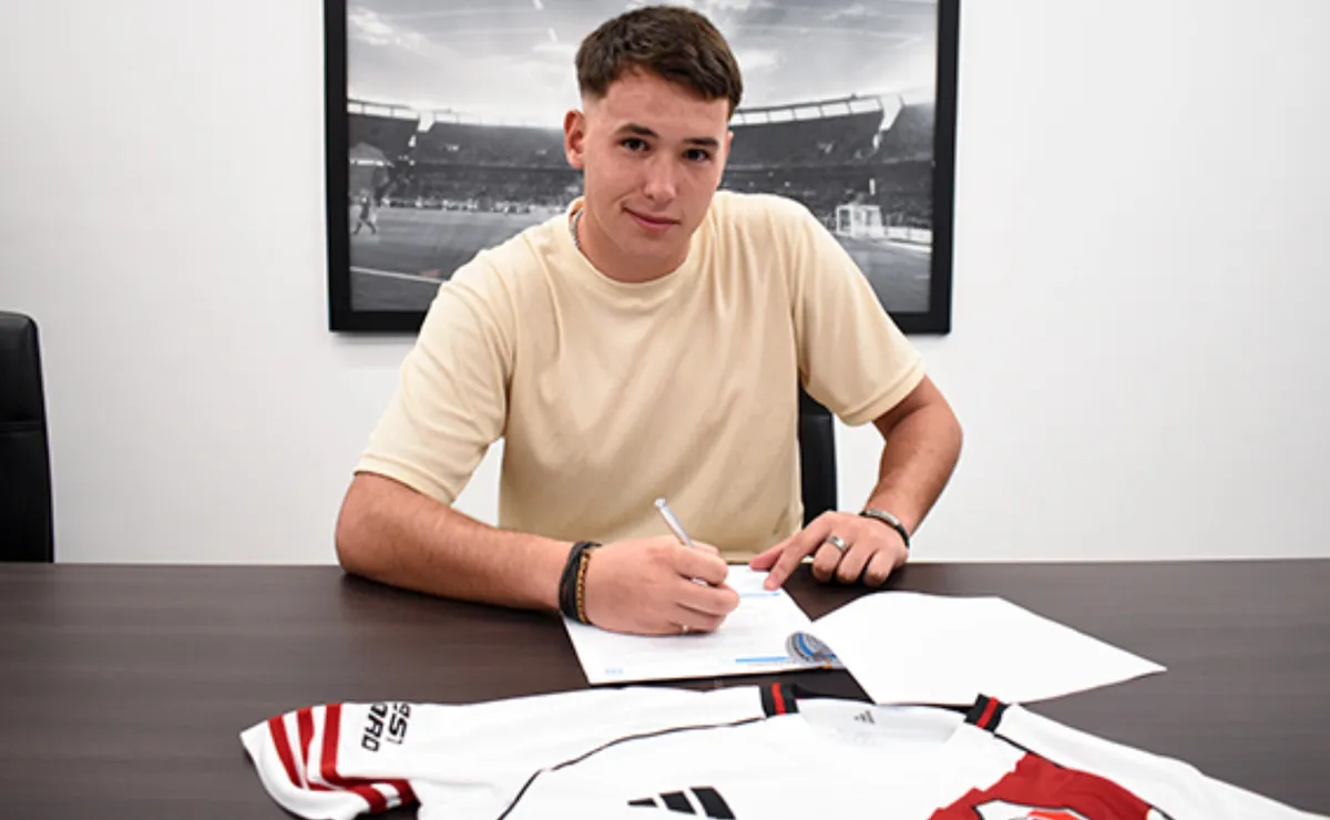 El arquero firmó su primer contrato.