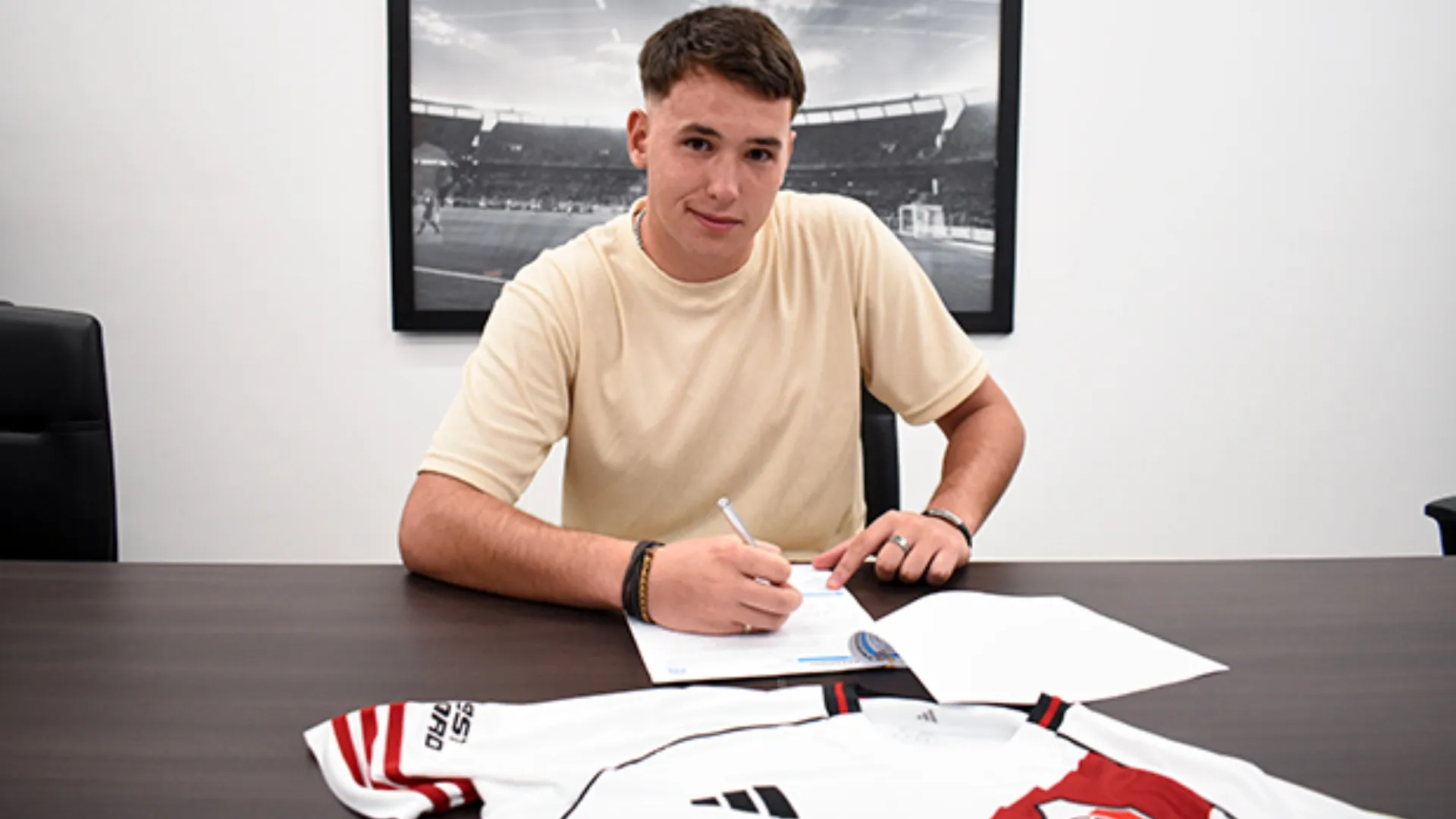 El arquero firmó su primer contrato con River a fines del 2025. (River Plate oficial)