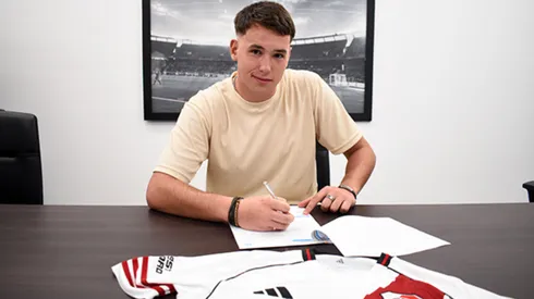 El arquero firmó su primer contrato.