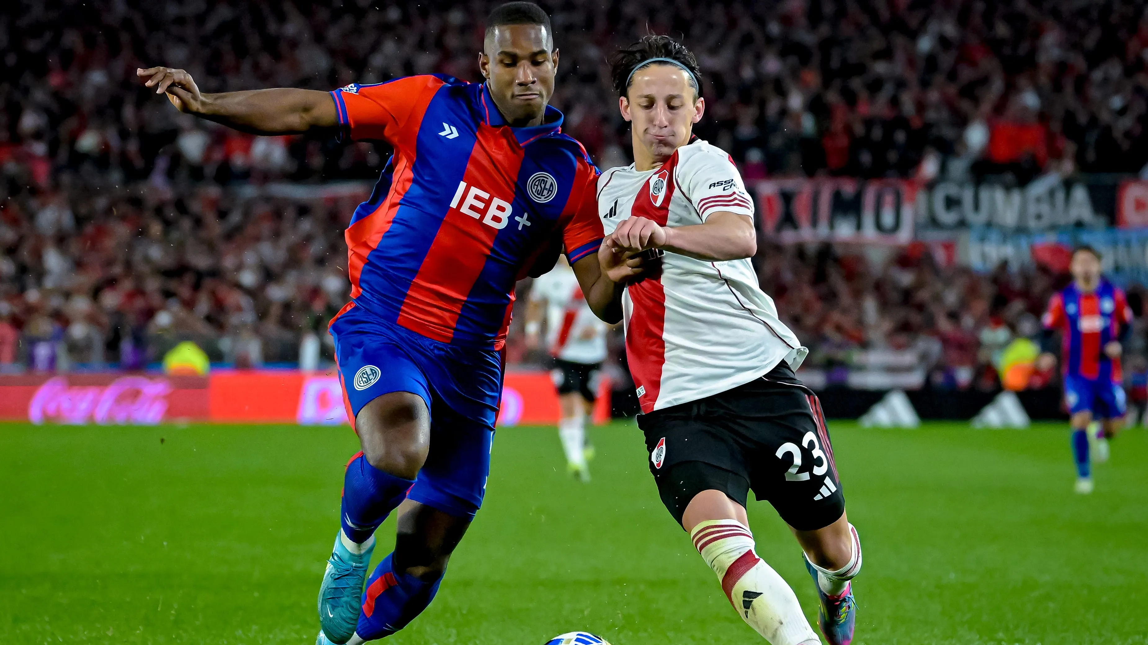 Romaña es el principal apuntado para reforzar la zaga