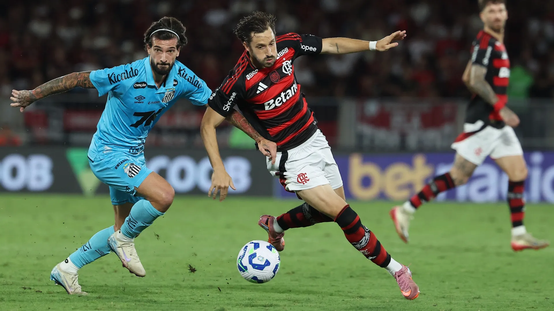 River ofertó un préstamo por Viña y acelera para tener al lateral de Flamengo.