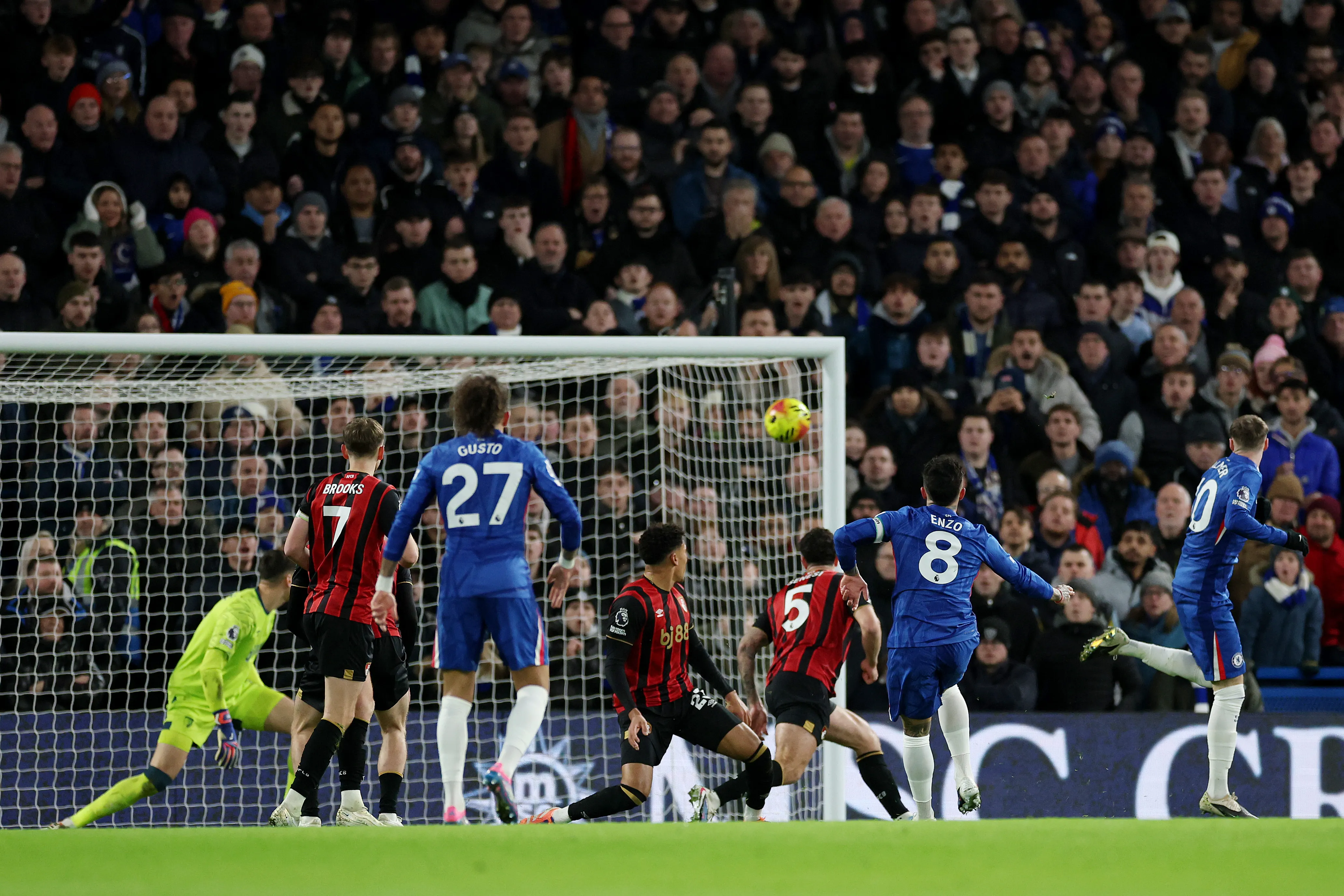 Enzo le pegó de derecha y la clavó de un ángulo para poner el 2-1 transitorio de Chelsea ante Bournemouth. (Getty Images)
