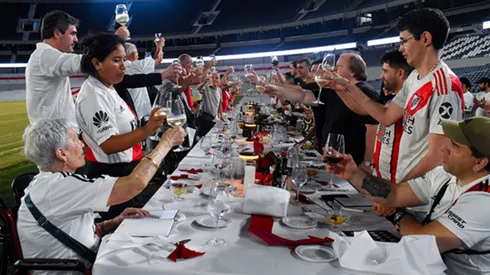 La cena se llevó a cabo en el campo de juego del Monumental.