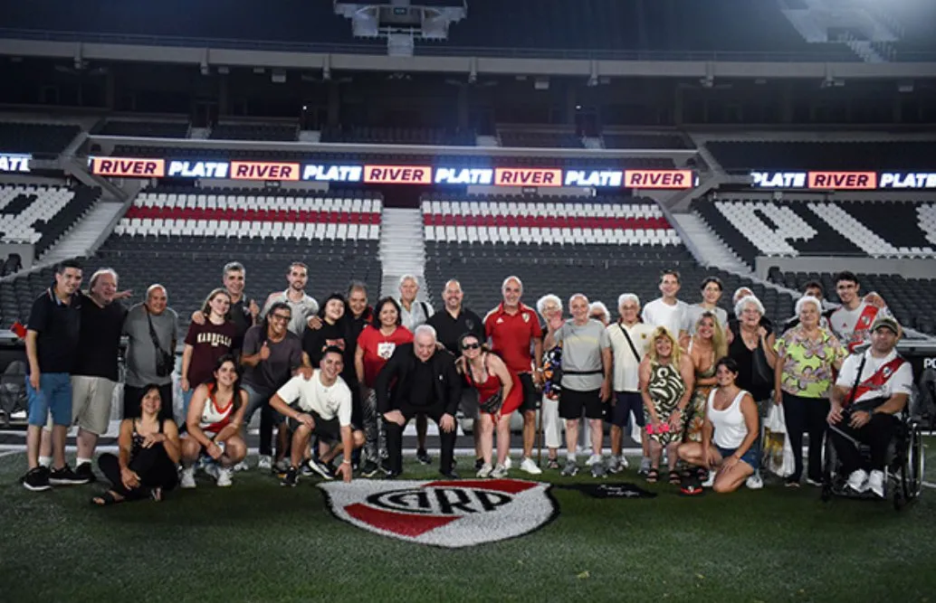 El Beto Alonso, en el centro de la foto, fue el invitado estelar de la cena.