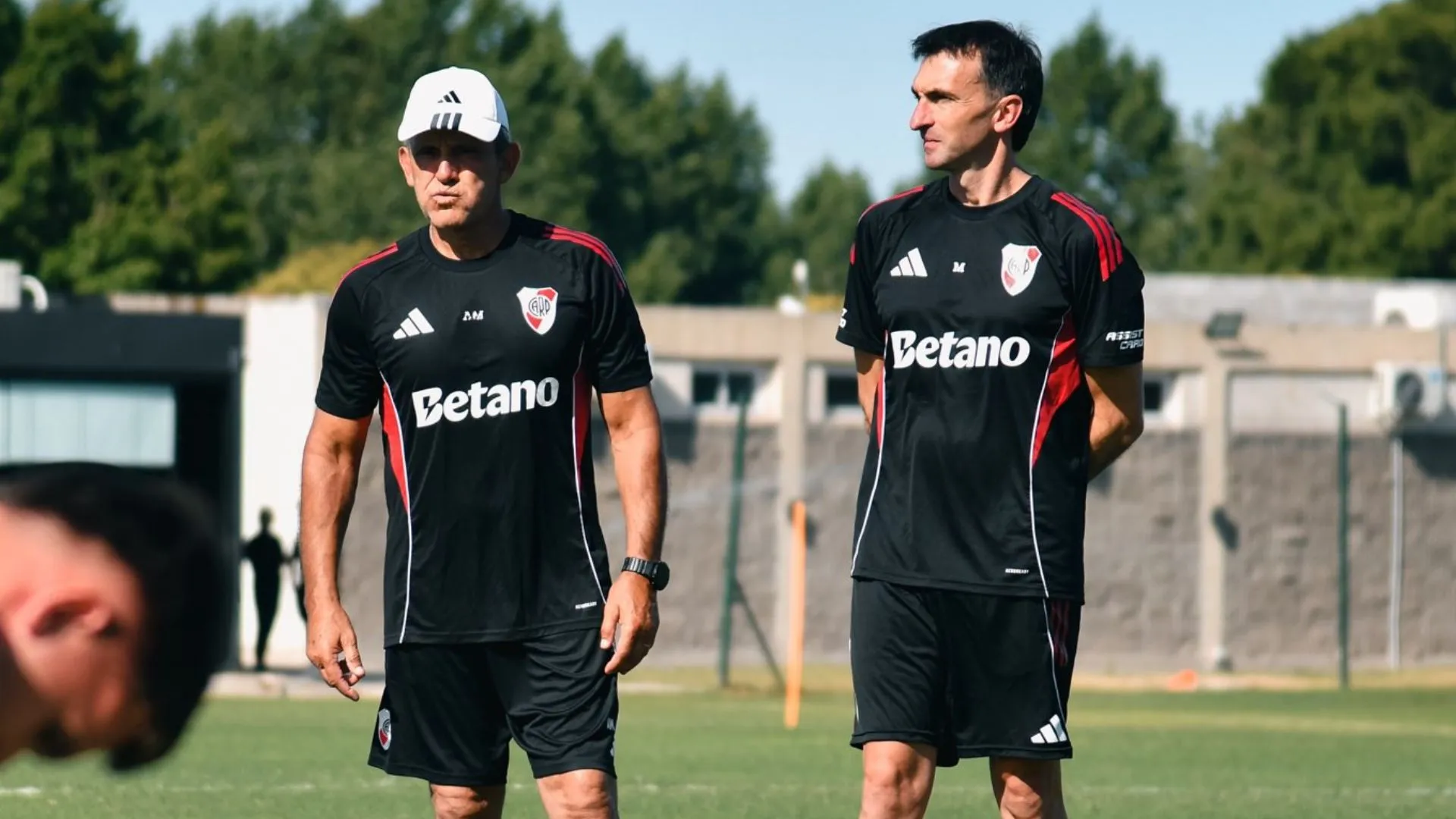 Barovero junto a Tato Montes, encargado de los trabajos con los arqueros. (Foto: Prensa River)