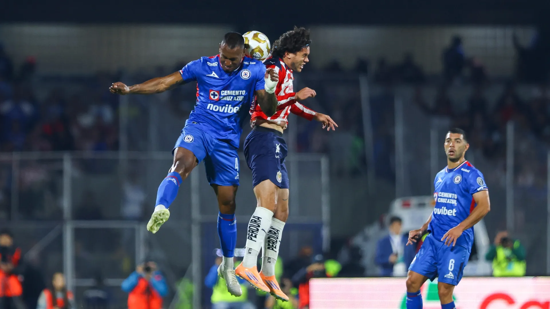 Fortaleza física, buen juego aéreo y conducción, las cualidades de Ditta.