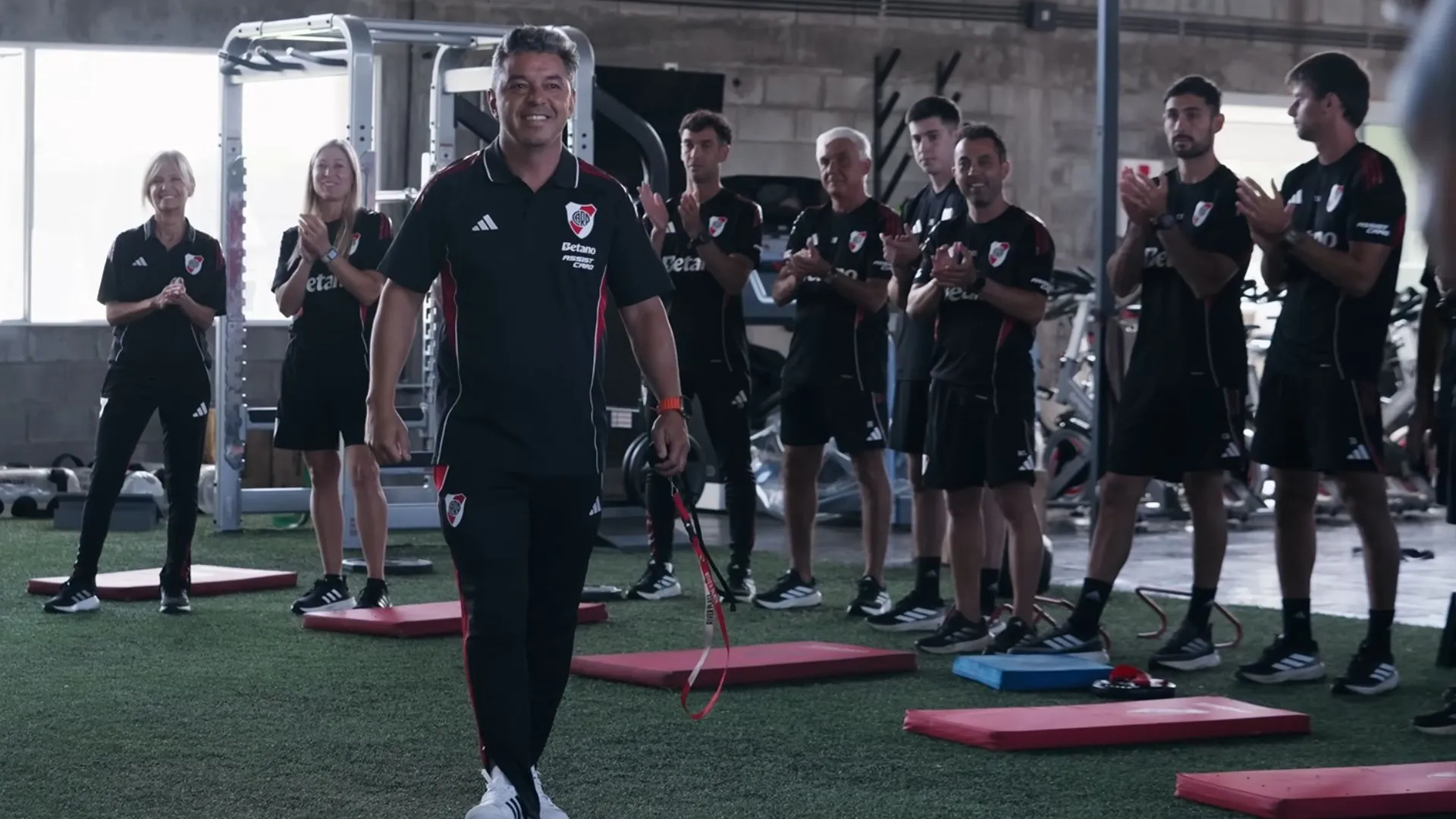 Sandra Rossi, detrás de Gallardo, en el incio de la pretemporada en San Martín de los Andes. (Prensa River)