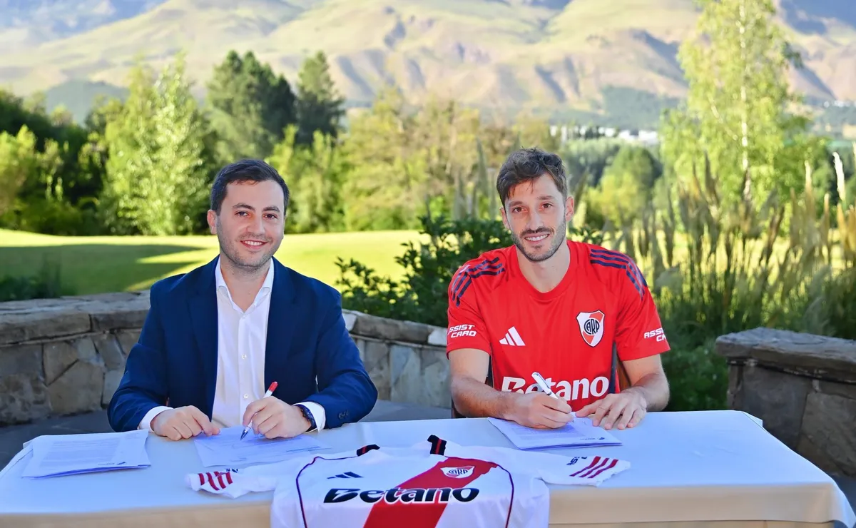 River presentó a Matías Viña como su tercer refuerzo.