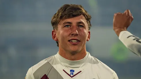 Godoy Cruz presiona a Santino Andino.