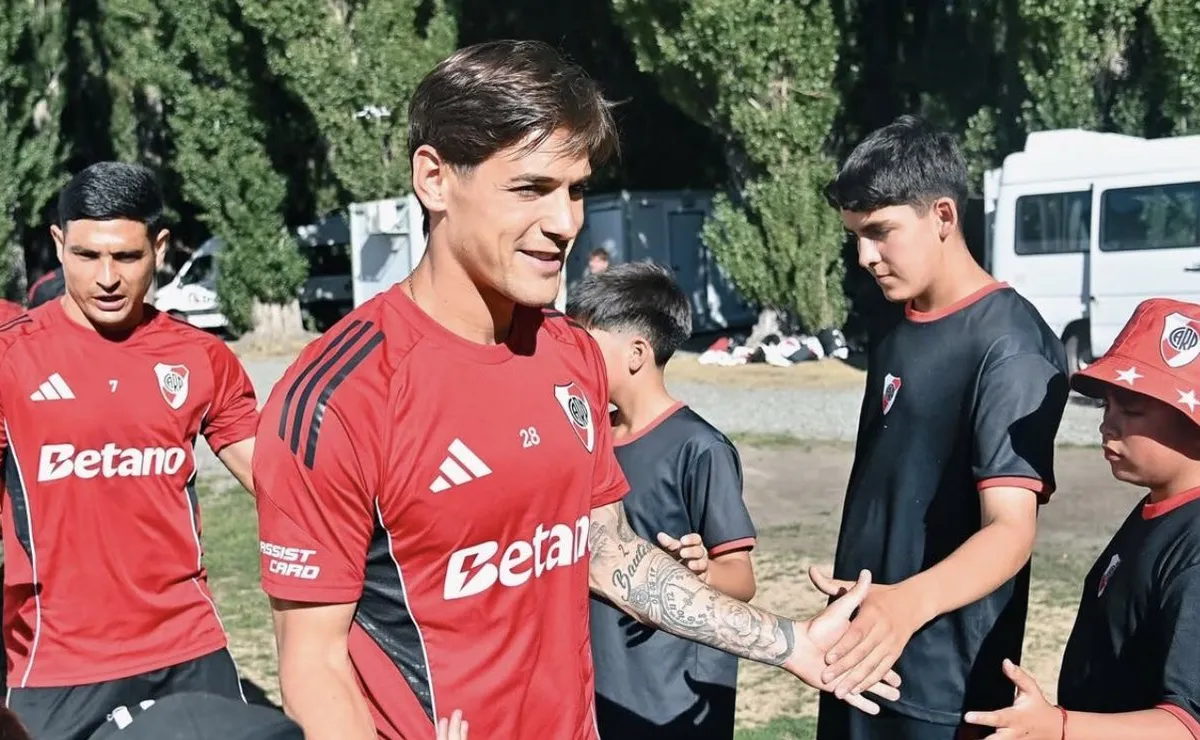 Los jugadores saludaron y se entrenaron a la vista de los alumnos de la Escuela River en San Martín de los Andes.