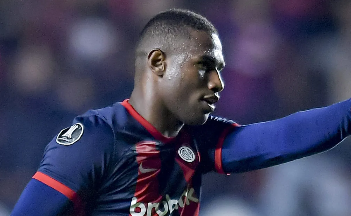 River busca pulir diferencias en la negociación con San Lorenzo para fichar a Romaña.