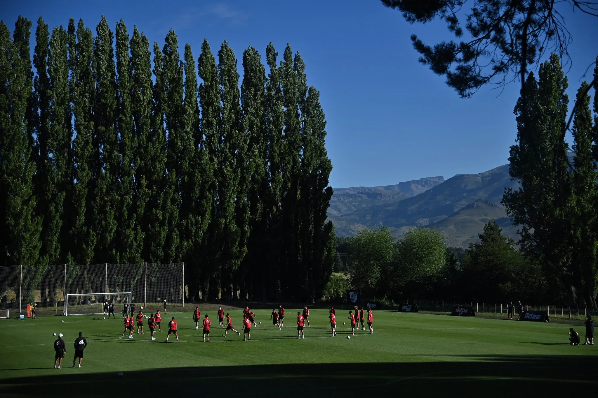 River se entrenó en San Martín de los Andes antes de viajar a Uruguay.