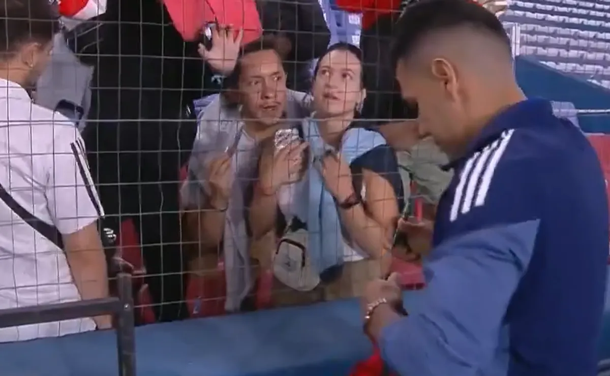 Falcao firmó camisetas y otras prendas que le alcanzaron los hinchas de River que asistieron al Gran Parque Central de Montevideo.