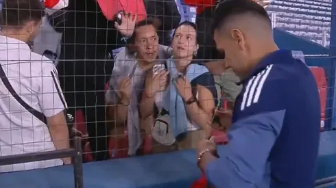 Falcao firmó camisetas y otras prendas que le alcanzaron los hinchas de River que asistieron al Gran Parque Central de Montevideo.