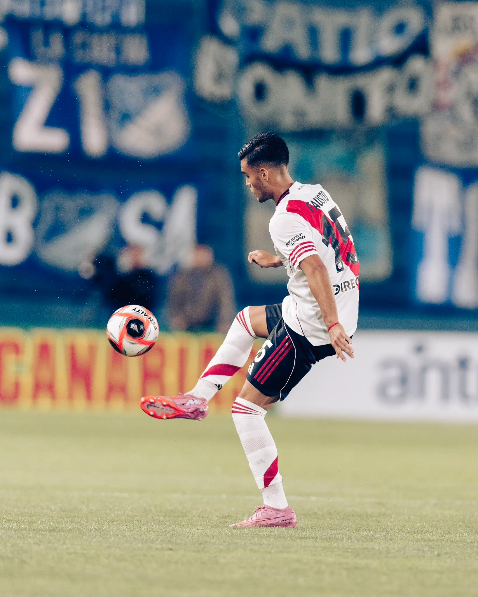 Vera jugó como volante central y terminó como central ante la expulsión de Portillo.