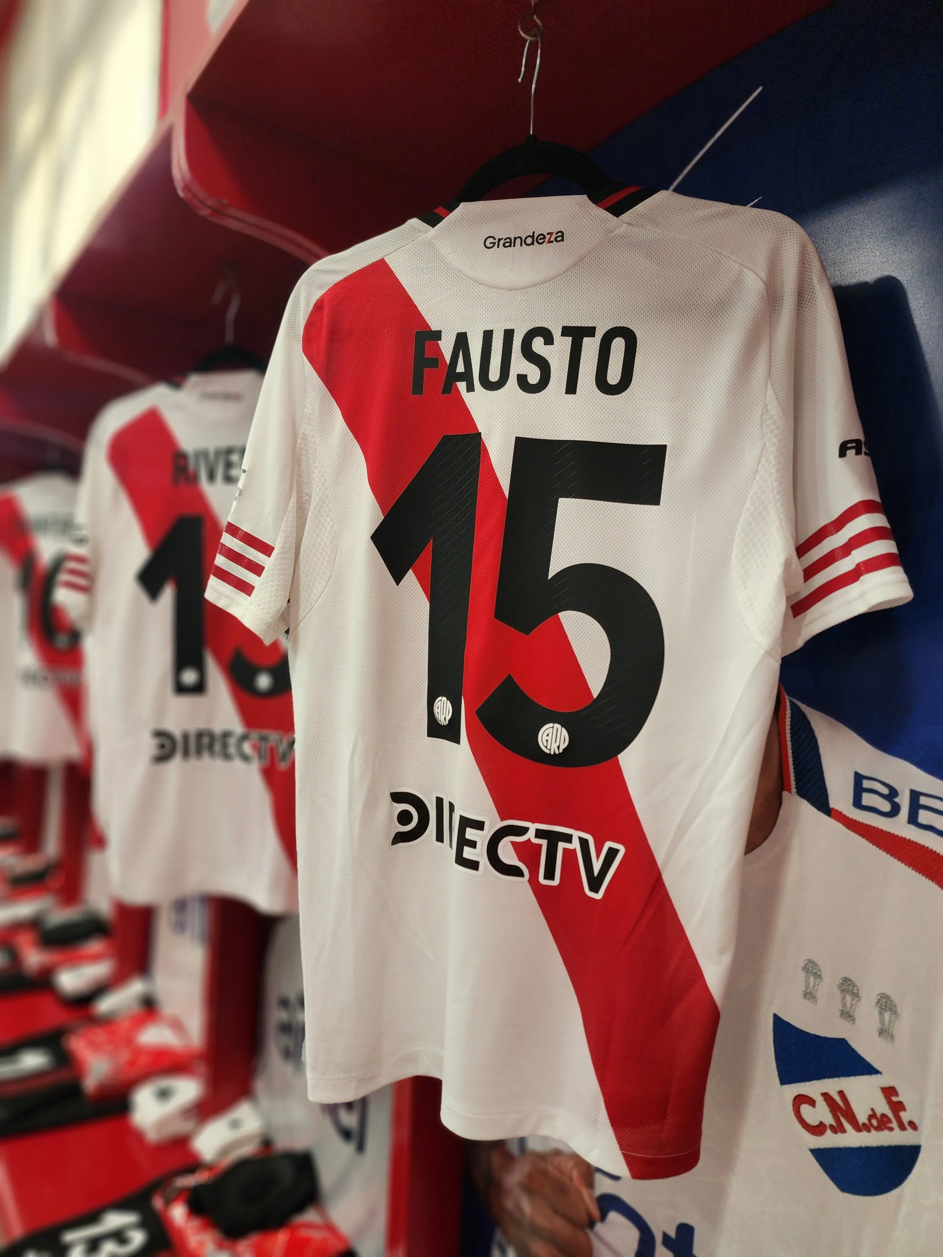 A diferencia del resto de sus compañeros, Fausto Vera utilizará su nombre de pila en la camiseta. (River Plate oficial)
